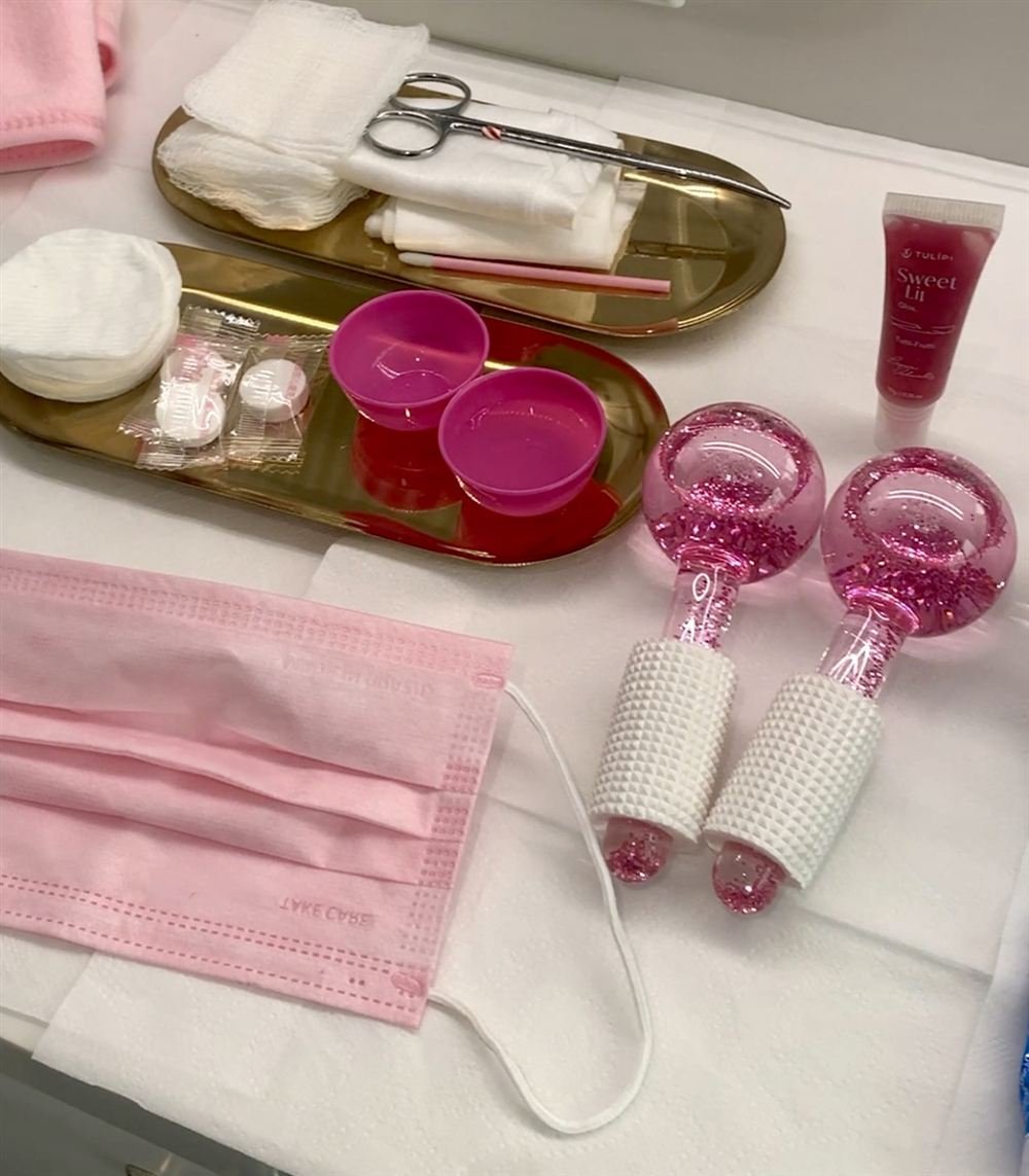 Materiais e produtos preparados para a limpeza de pele